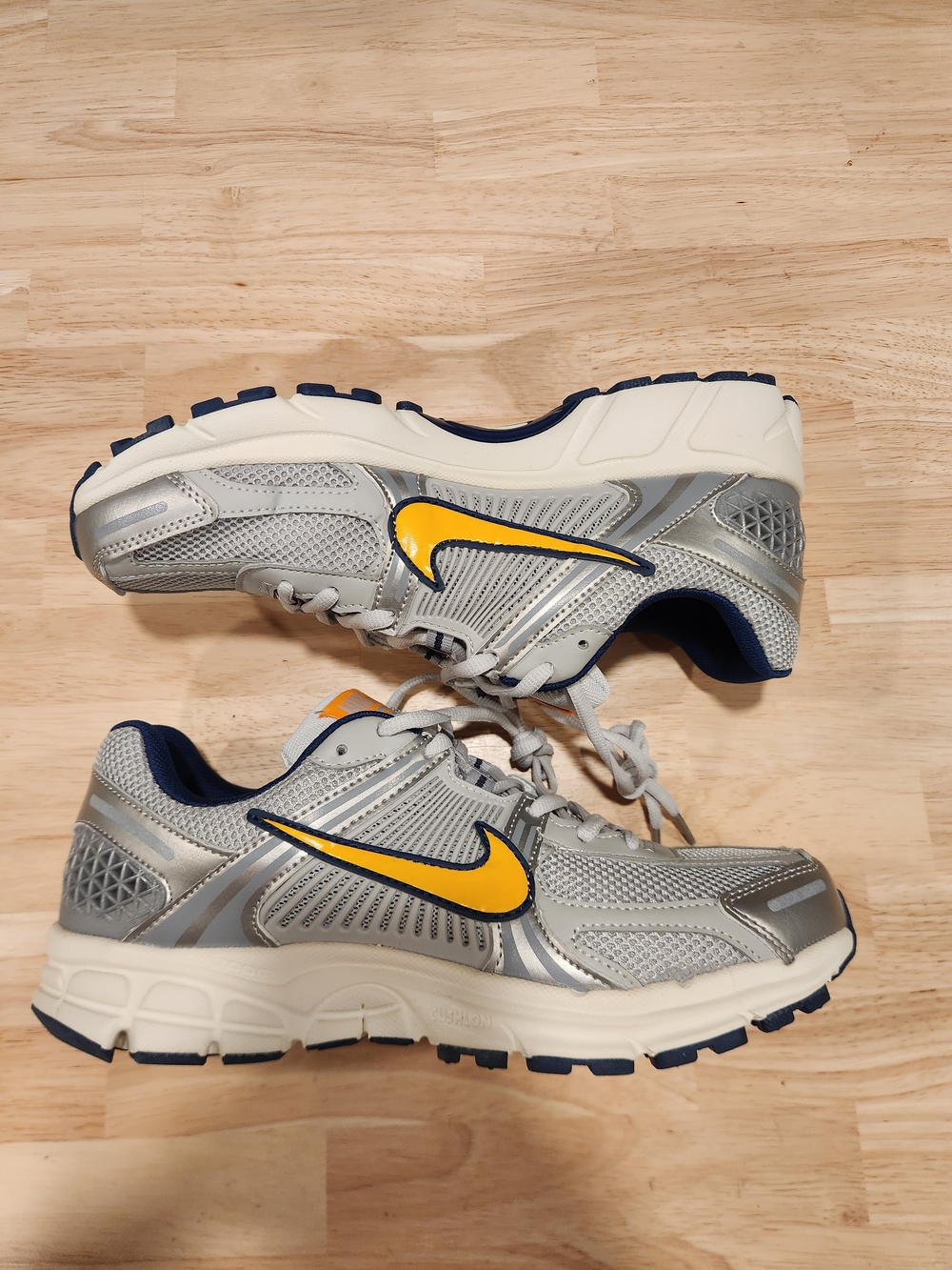 Nike Vomero 5s Gray and Yellow Embroidered Logo Men's Size 11 NWT Blue Bottoms